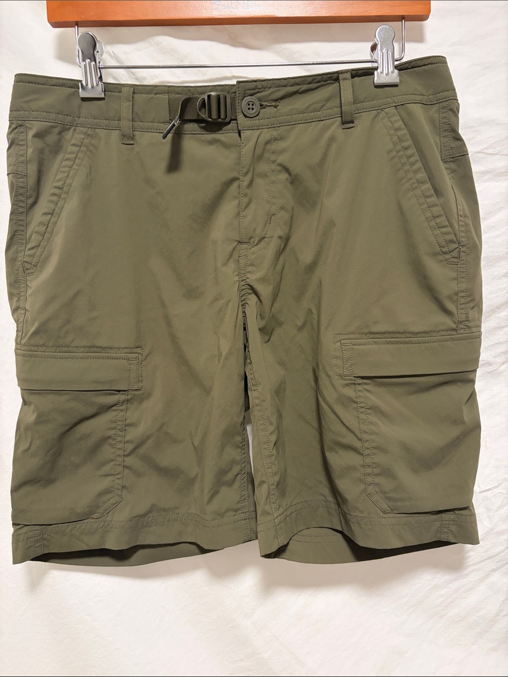 EUC REI Women’s Relaxed Olive Green Cargo Hiking Shorts w/ Built-In Belt - sz 10